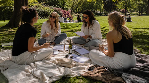 Vino, Papel y Buenas Conversaciones | Mind in Lemon en Holland Park