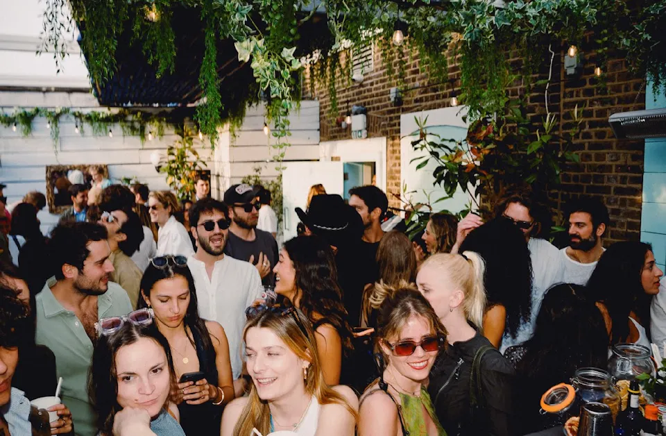 Rooftop ski après social, 20s and 30s, hosted by Bored of Dating Apps