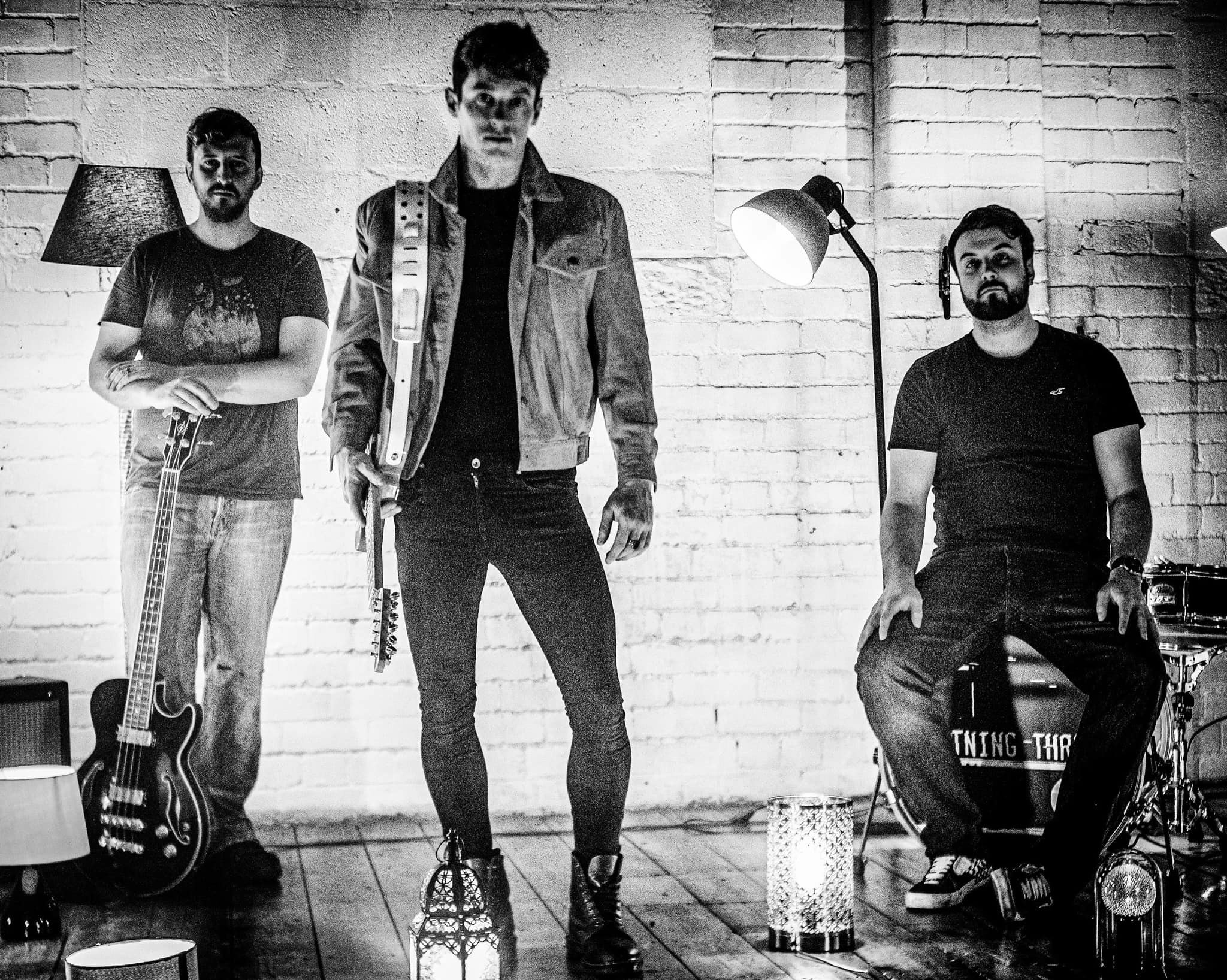 FREE ENTRY | LIGHTNING THREADS + GUESTS